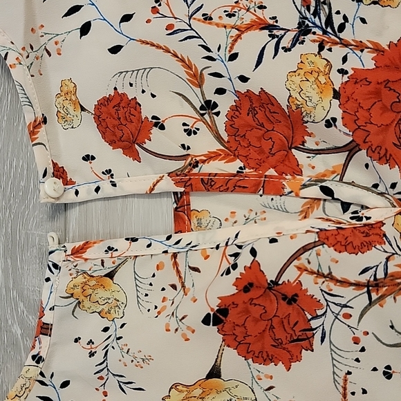 Dailia Seevless Blouse with vibrant flower patterns - Picture 6 of 6